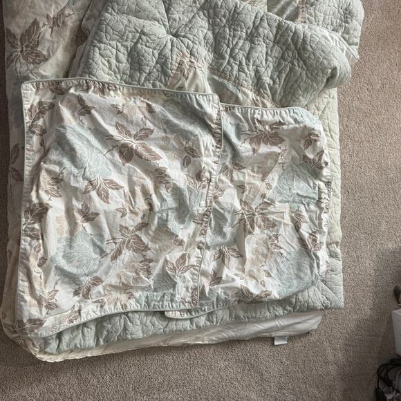 Laura Ashley Lifestyles Queen Size Muted Florals Comforter & 2 Pillow Shams - Picture 10 of 16